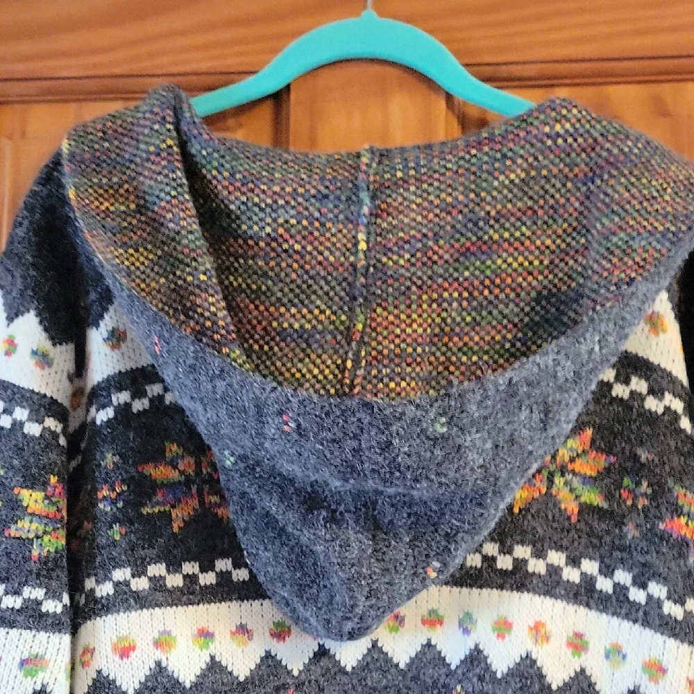 Cozy Multicolor Patterned Chalet Cardigan - Picture 5 of 5